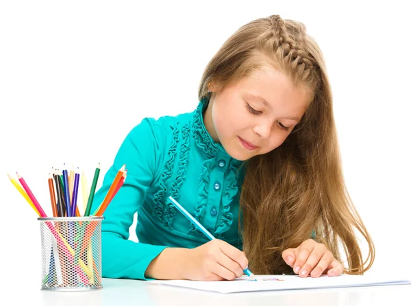 Menina está desenhando usando lápis — Fotografia de Stock