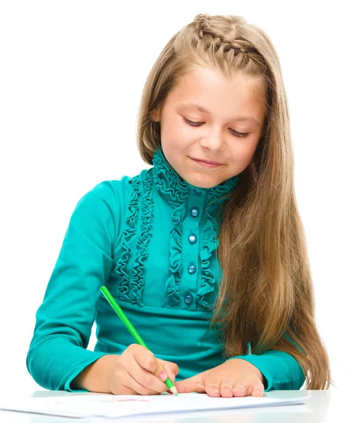 Klein meisje is tekenen met behulp van potloden — Stockfoto