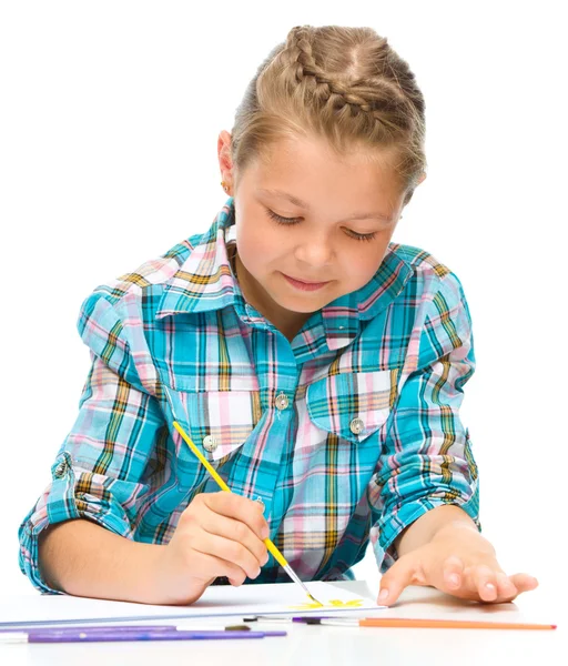 Menina está desenhando usando lápis — Fotografia de Stock