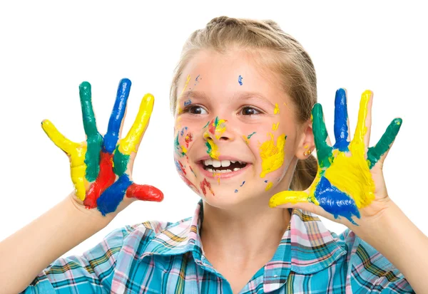 Retrato de uma menina bonita brincando com tintas — Fotografia de Stock