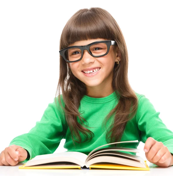 Menina está lendo um livro — Fotografia de Stock