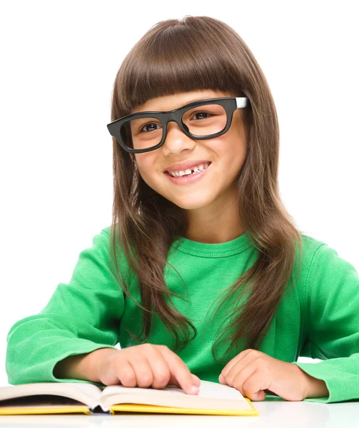 La niña está leyendo un libro. — Foto de Stock