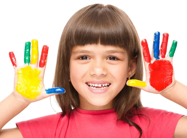 Retrato de uma menina bonita brincando com tintas — Fotografia de Stock