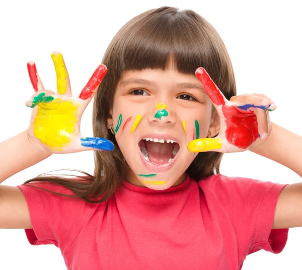 Retrato de uma menina bonita brincando com tintas — Fotografia de Stock