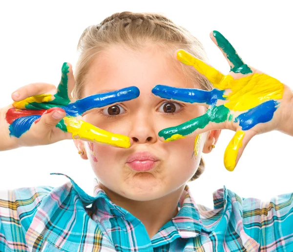 Retrato de uma menina bonita brincando com tintas — Fotografia de Stock