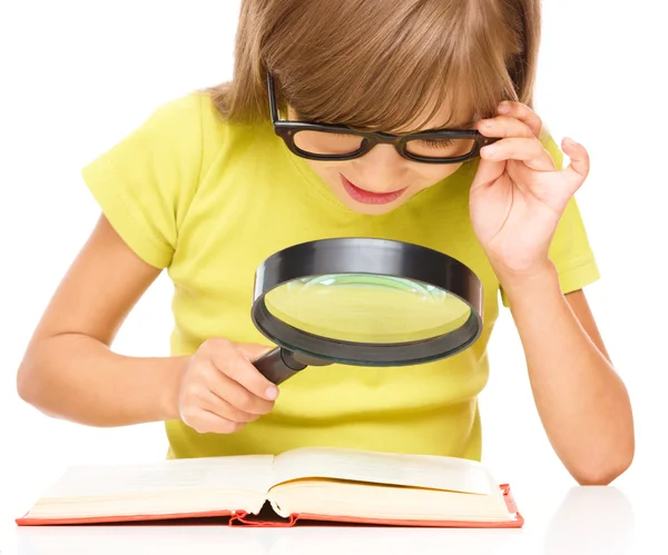 Klein meisje is het lezen van boek — Stockfoto