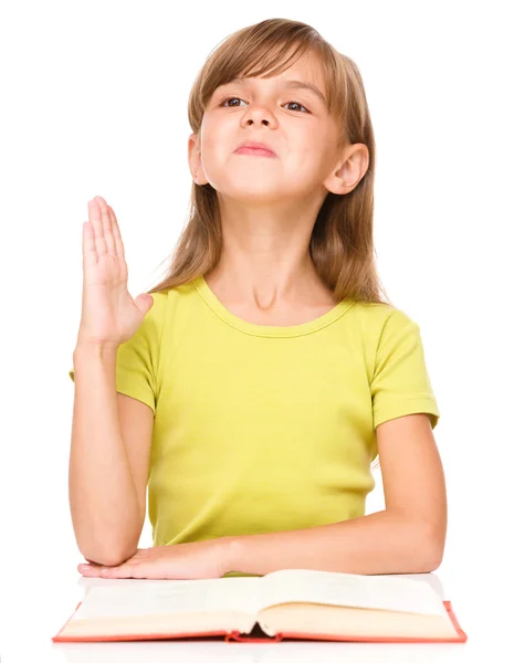 Маленькая девочка поднимает руку — стоковое фото