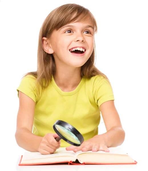 Klein meisje is het lezen van boek — Stockfoto