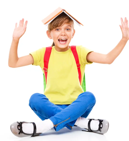 Retrato de una linda colegiala con mochila — Foto de Stock