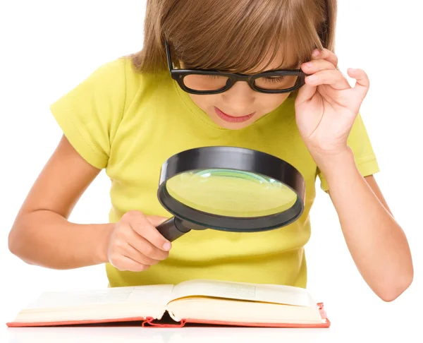 Menina está lendo livro — Fotografia de Stock