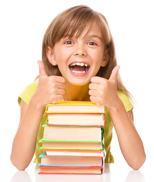 Маленькая девочка со своими книгами — стоковое фото