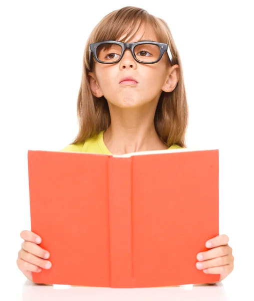Маленька дівчинка читає книжку — стокове фото