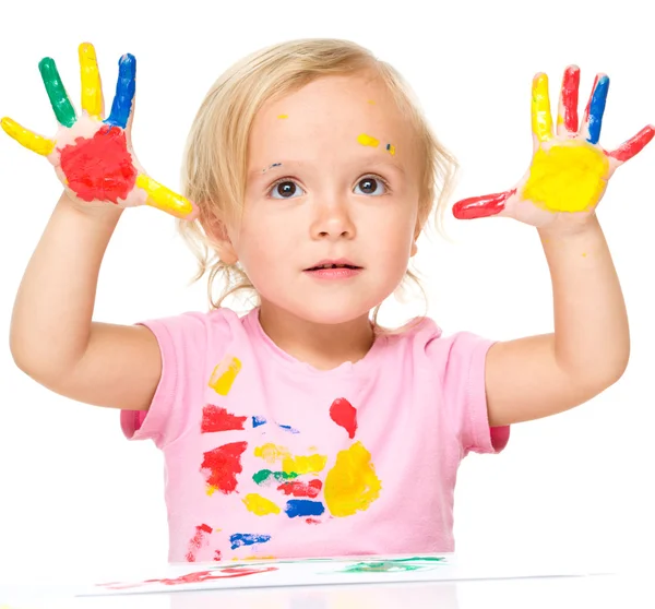 Retrato de uma menina bonita brincando com tintas — Fotografia de Stock