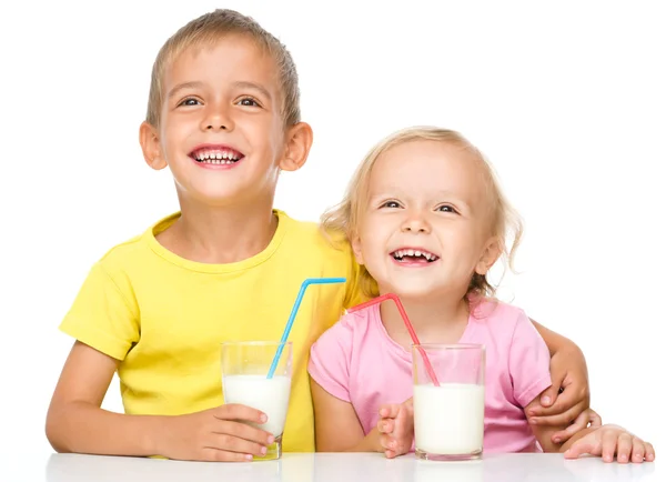 Roztomilá holčička a kluk se konzumní mléko — Stock fotografie