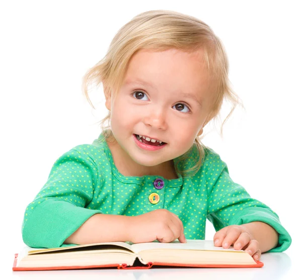 Menina está lendo seu livro — Fotografia de Stock