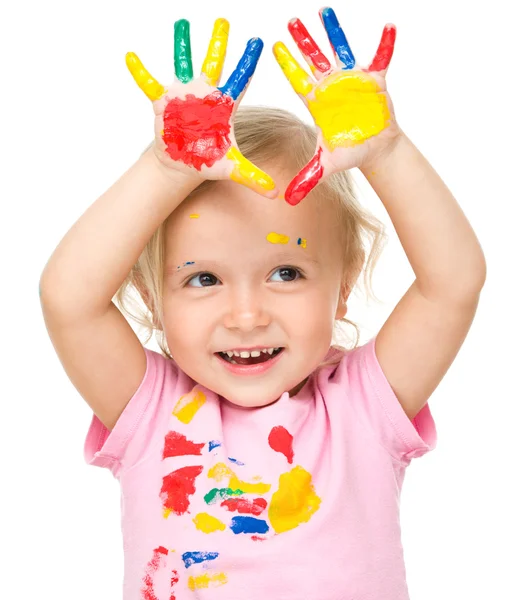 Retrato de uma menina bonita brincando com tintas — Fotografia de Stock