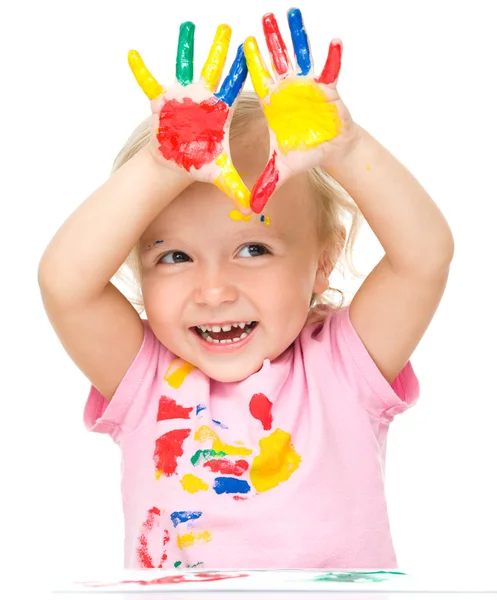 Портрет милой маленькой девочки, играющей с красками — стоковое фото