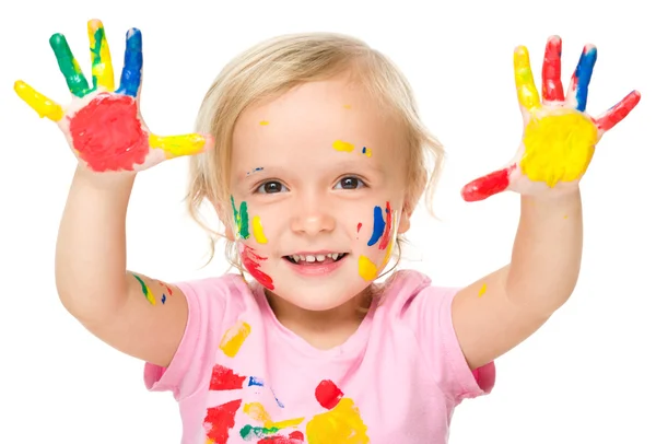 Portret van een schattig klein meisje spelen met verf — Stockfoto