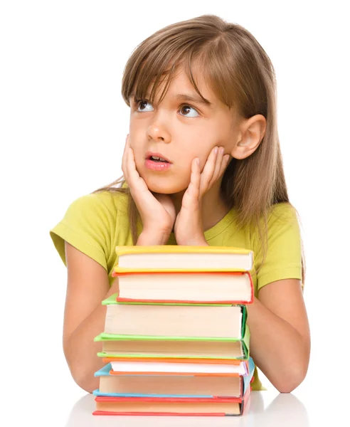 Kleines Mädchen mit einem Stapel Bücher — Stockfoto