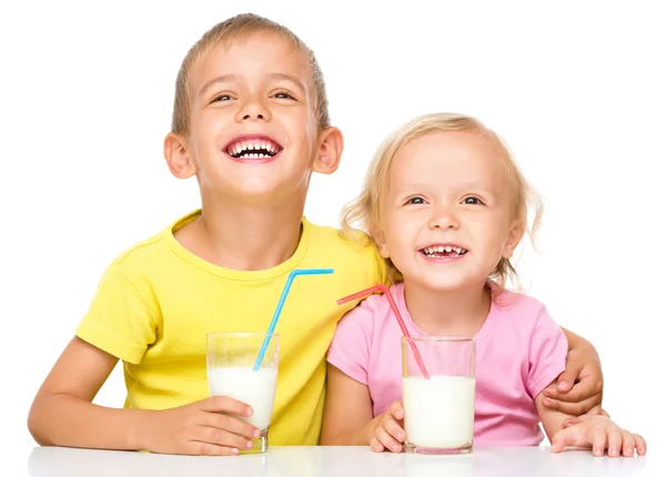 Linda niña y niño están bebiendo leche —  Fotos de Stock