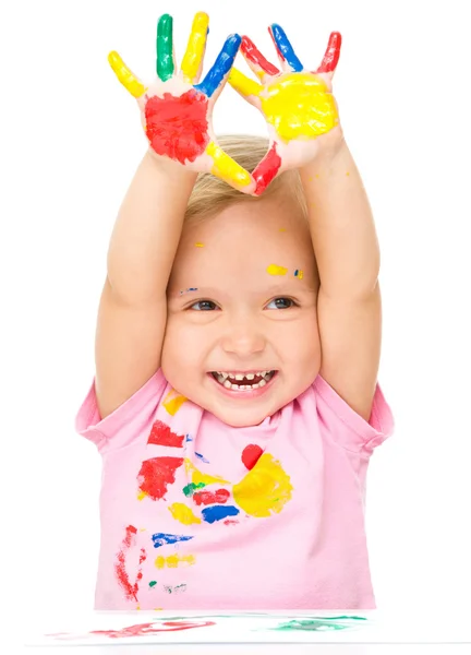 Porträt eines süßen kleinen Mädchens, das mit Farben spielt — Stockfoto