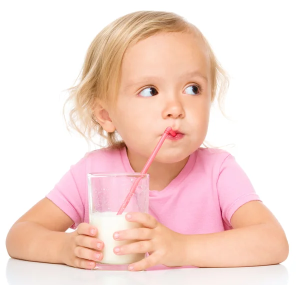 Mignonne petite fille avec un verre de lait — Photo