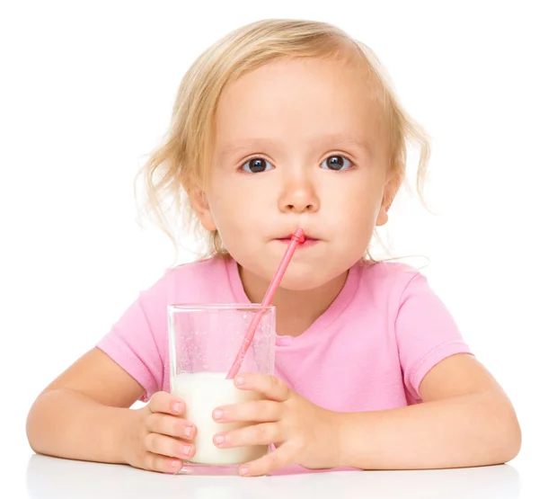 Schattig klein meisje met een glas melk — Stockfoto