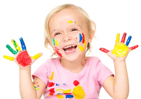 Retrato de una linda niña jugando con pinturas — Foto de Stock