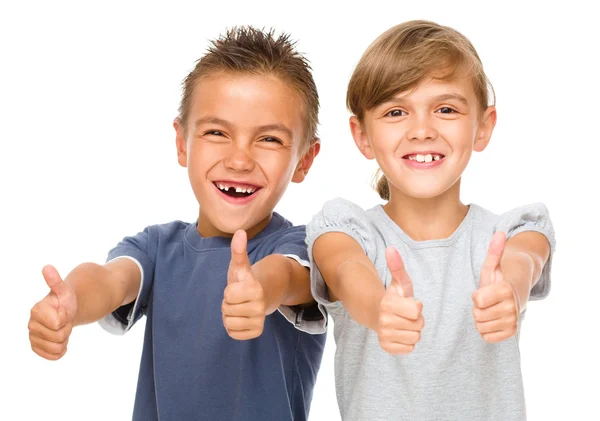 Niño y niña están mostrando el pulgar hacia arriba signo — Foto de Stock