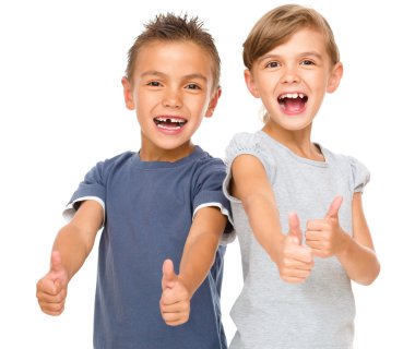 küçük erkek ve kız yukarı işareti gösteriliyor