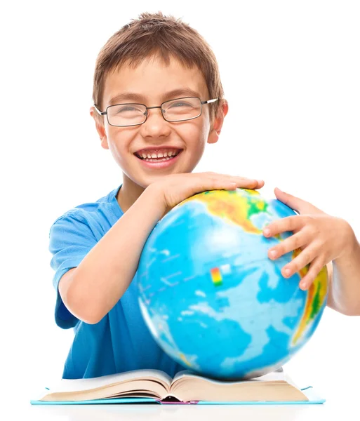 Menino está examinando globo — Fotografia de Stock