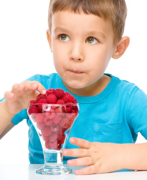 Menino com framboesas — Fotografia de Stock