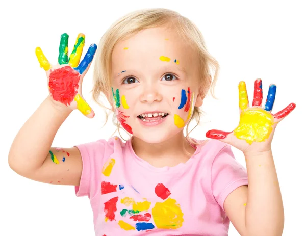 Portret van een schattig klein meisje spelen met verf — Stockfoto