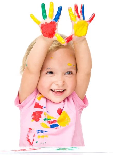 Retrato de una linda niña jugando con pinturas — Foto de Stock