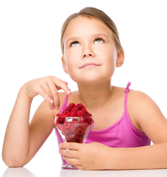 幸せな少女はラズベリーを食べています。 — ストック写真