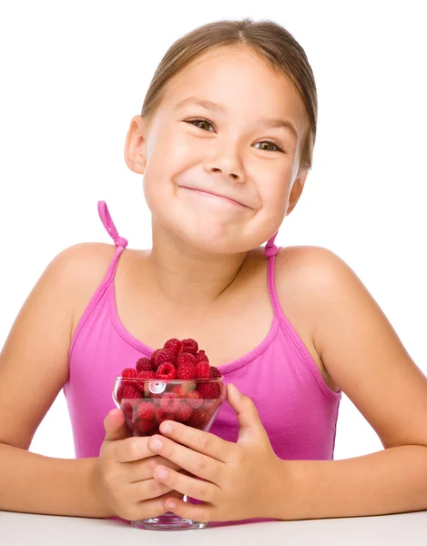 Glückliches kleines Mädchen isst Himbeeren — Stockfoto