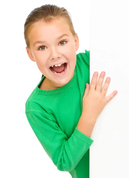 Klein meisje is leeg bord op zoek uit — Stockfoto