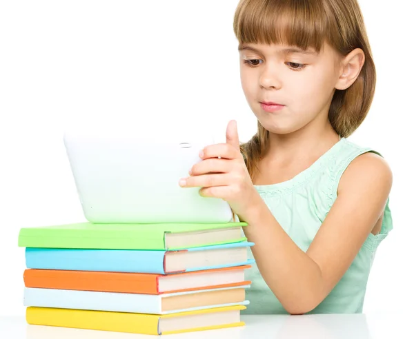 Chica joven está usando tableta — Foto de Stock