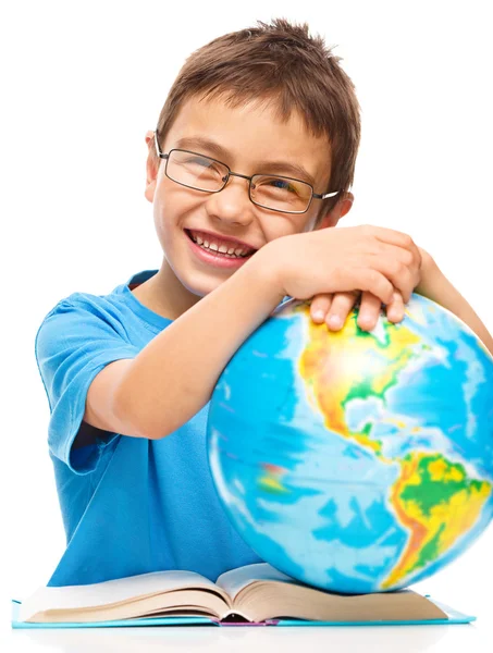 Kleine jongen houdt globe — Stockfoto