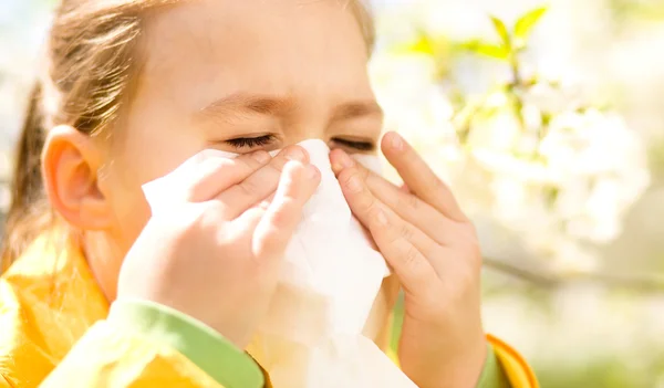 Little girl is blowing her nose — Stock Photo, Image