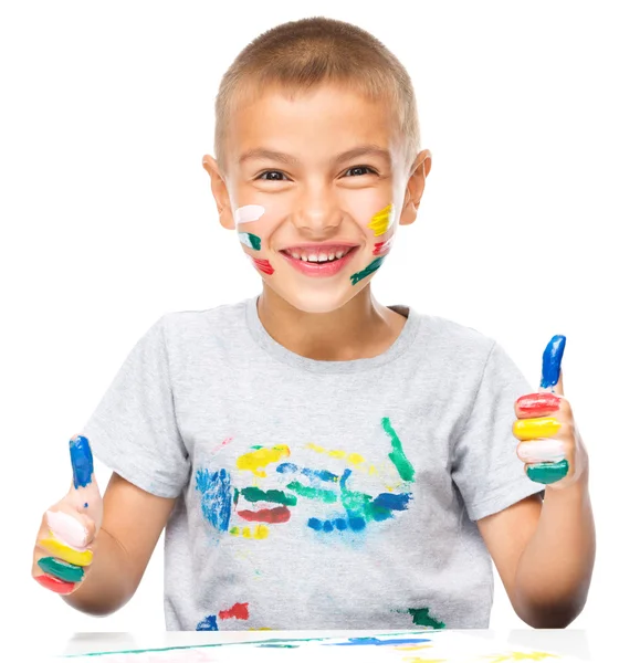 Retrato de un chico lindo jugando con pinturas — Foto de Stock