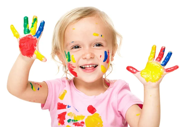 Портрет милой маленькой девочки, играющей с красками — стоковое фото