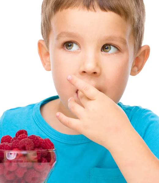 Little boy with raspberries — Stock Photo, Image