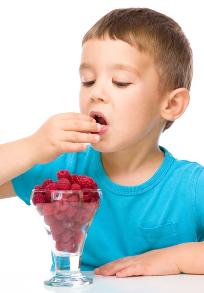 Little boy with raspberries — Stock Photo, Image