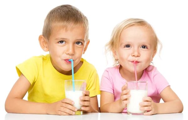 Bonito menina e menino estão bebendo leite — Fotografia de Stock
