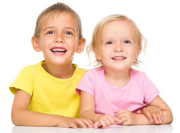 Porträt eines süßen kleinen Mädchens und Jungen — Stockfoto