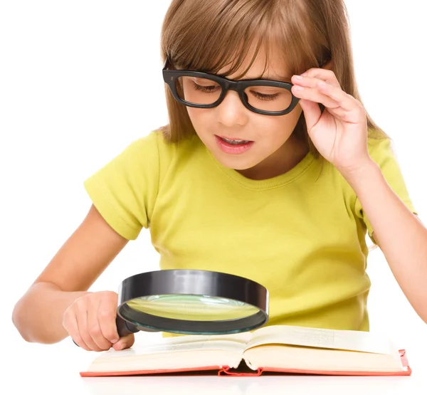 Liten flicka läser bok — Stockfoto