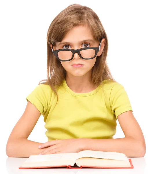 Menina está lendo um livro — Fotografia de Stock