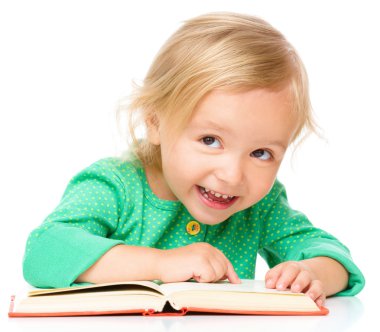 küçük kız ona kitap okuyor