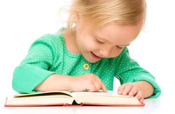 Klein meisje is haar boek lezen — Stockfoto